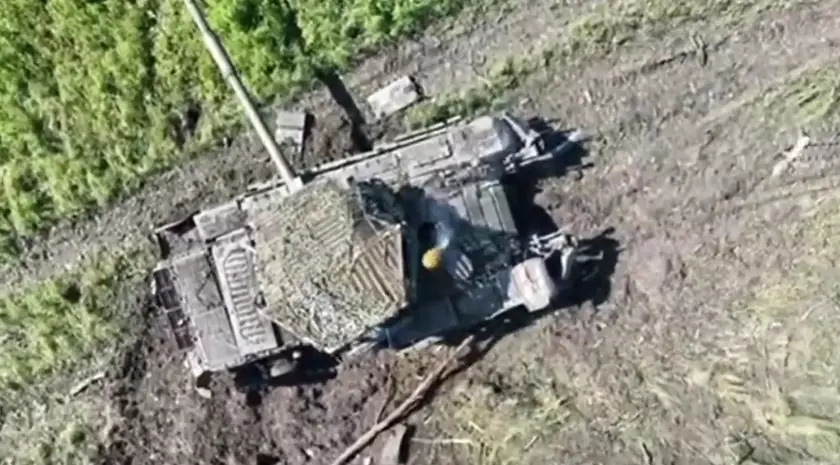 Украинский дрон одной гранатой Ф-1 сжёг российский модернизированный танк Т-72Б