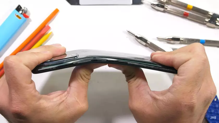 ZTE Axon 30 5G прошел испытания JerryRigEverything: посредственная подэкранная камера, но хорошая «живучесть»