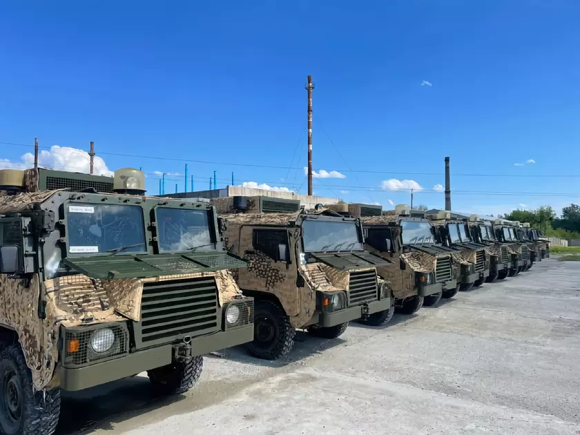 Украинские защитники получили бронированные вездеходы Pinzgauer