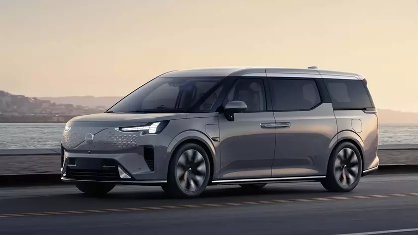Volvo запустила массовое производство люксового электрического минивэна EM90 с запасом хода до 738 км