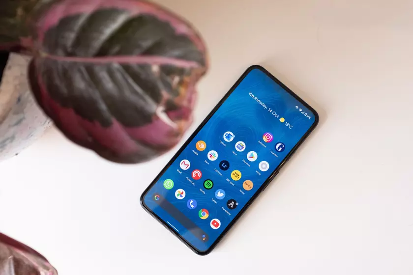 Google запатентовала внешний вид нового смартфона Pixel с подэкранной фронтальной камерой