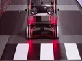 Беспилотный автомобиль провожает пешеходов взглядом