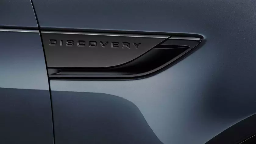 Обновленный внедорожник Land Rover Discovery Landmark Edition в синем цвете