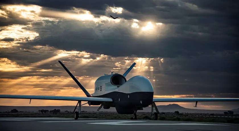 Австралия купит четвёртый разведывательный беспилотник MQ-4C Triton стоимостью более $100 млн, который может подниматься на высоту свыше 15 км и летать в течение 30 часов на скорости 575 км/ч