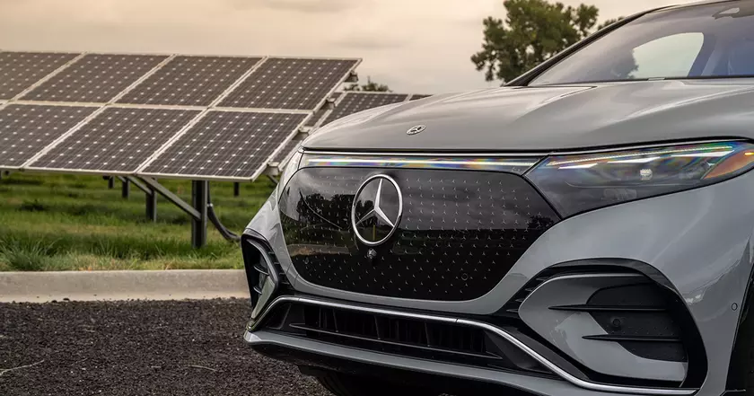 Mercedes-Benz экспериментирует с краской, которая будет питать электромобили солнечной энергией