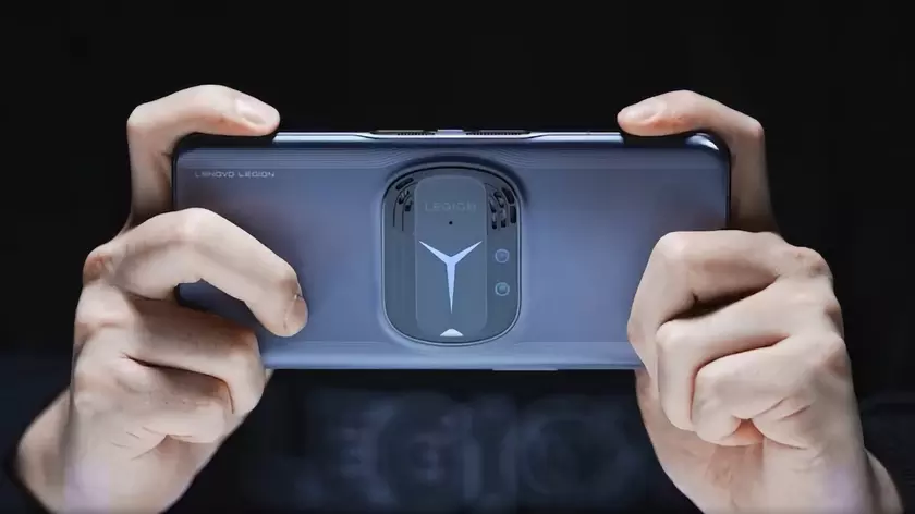 AMOLED-экран на 144 Гц, чип Snapdragon 8 Gen 1, до 18 ГБ ОЗУ и батарея на 5600 мАч: Lenovo тизерит игровой смартфон Legion Y90