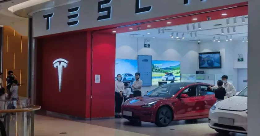 Tesla укрепляет позиции на китайском рынке: новый автосалон открыл свои двери