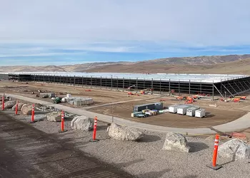 The main steel structure has been completed at the Tesla Semi plant