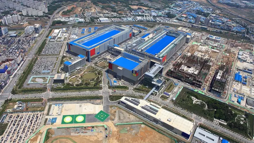 Samsung открыла в Южной Корее самую большую линию по производству чипов