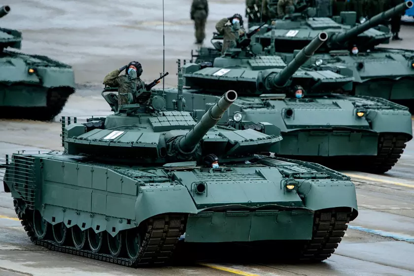 Украинский дрон с помощью самодельного боеприпаса уничтожил модернизированный российский танк Т-80БВМ