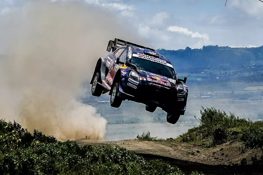 Ford Puma Rally1 команды M-Sport в прыжке на этапе WRC