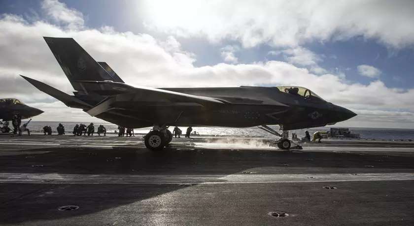 Истребители пятого поколения F-35C Lightning II впервые в истории вооружённых сил США прибыли в Австралию, пролетев более 12 000 км