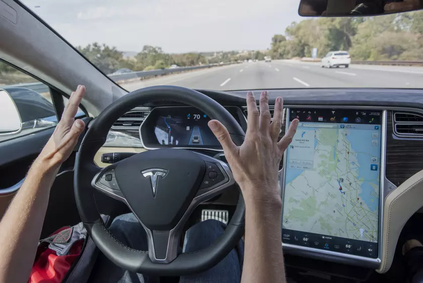 Tesla остановила распространение Full Self-Driving из-за опасного поведения автопилота