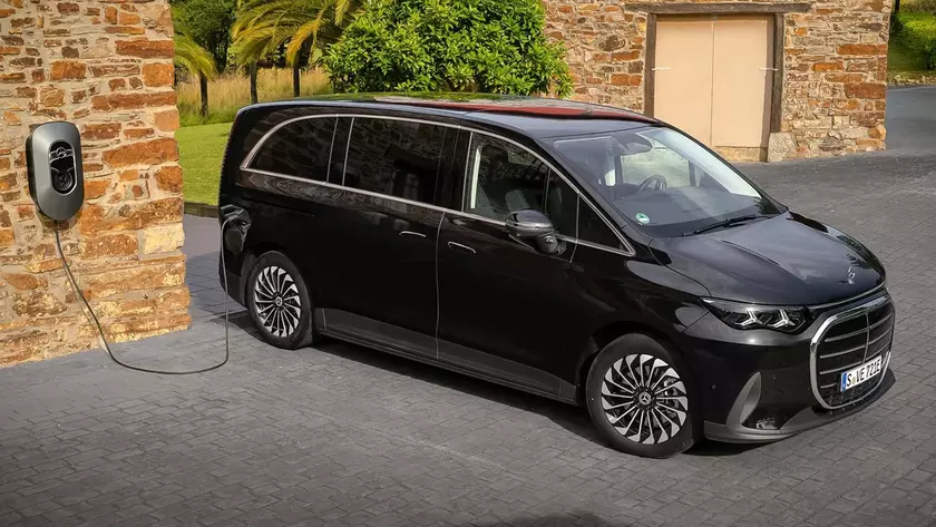 Электрический минивэн Mercedes-Benz VLE 300 на дороге
