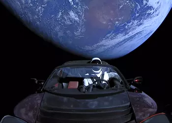 Космический автомобиль Tesla Roadster преодолел уже 3 208 624 326 км – он двигается со скоростью 77 787 км/ч