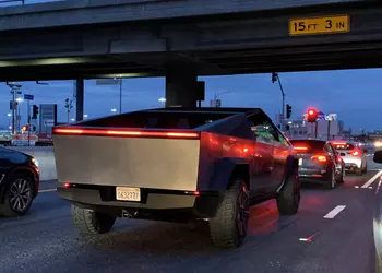 Илон Маск уже катается на электропикапе Tesla Cybertruck по Лос-Анджелесу