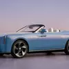 Кабріолет Rolls-Royce на дорозі