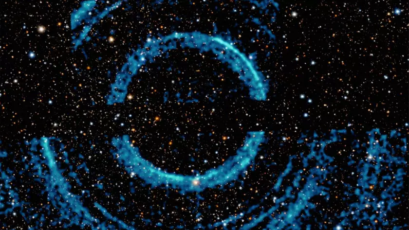 NASA сделала снимки массивных колец вокруг далекой черной дыры