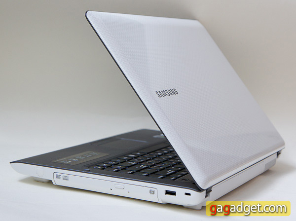 Samsung R428 - вид сбоку и крышка экрана