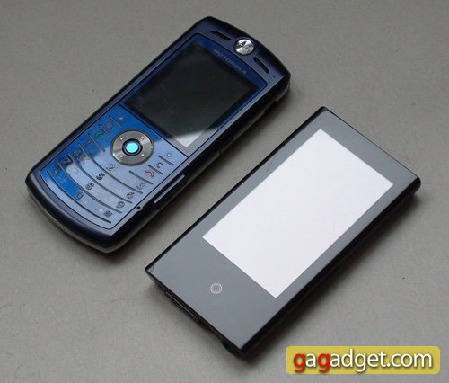 samsung_p2_with_motorola_ph.jpg