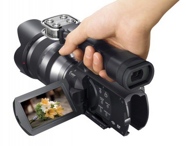 Sony-Handycam-NEX-VG20-Hand-1_cr.jpg