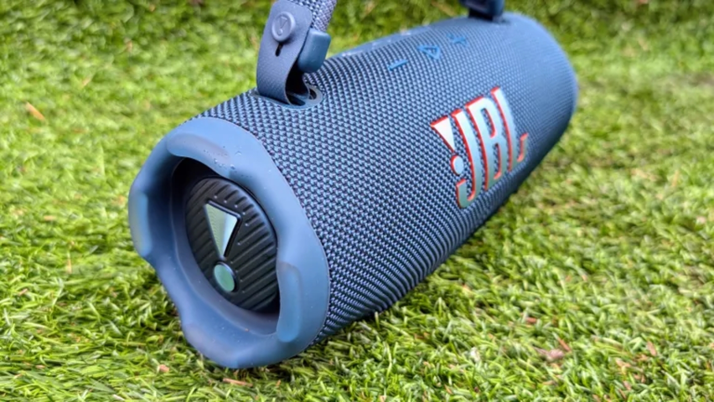 JBL Charge 6 waterproof bluetooth speaker outdoor