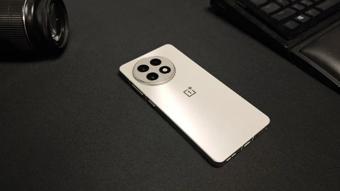 OnePlus 13R or Realme GT 7