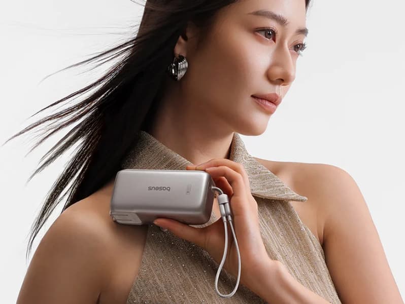 Baseus PicoGo Super Energy Pro в руці 
