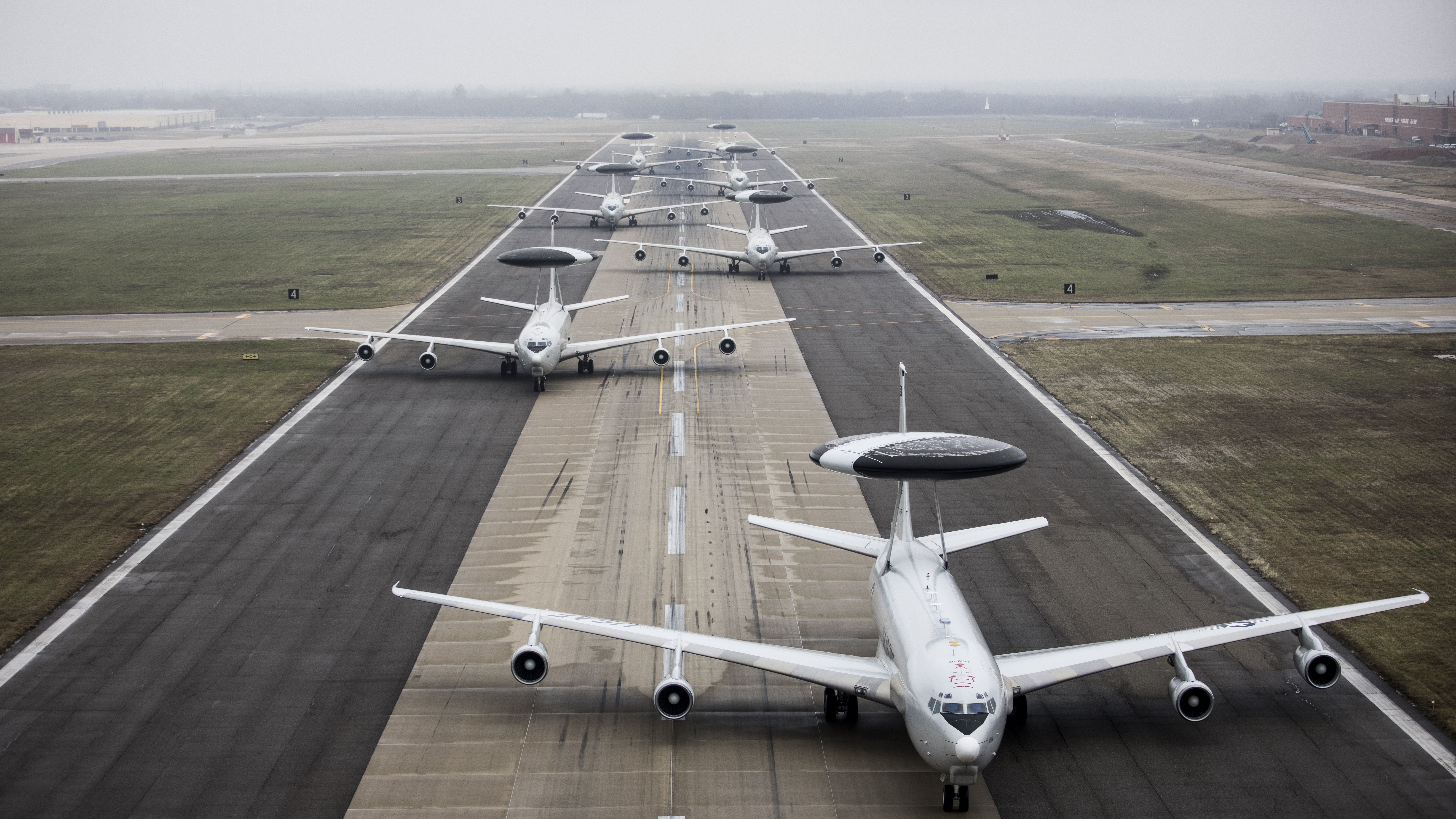 L'armée de l'air américaine a fait la démonstration de la promenade en éléphant du Boeing E-3 Sentry en faisant décoller plusieurs avions simultanément.