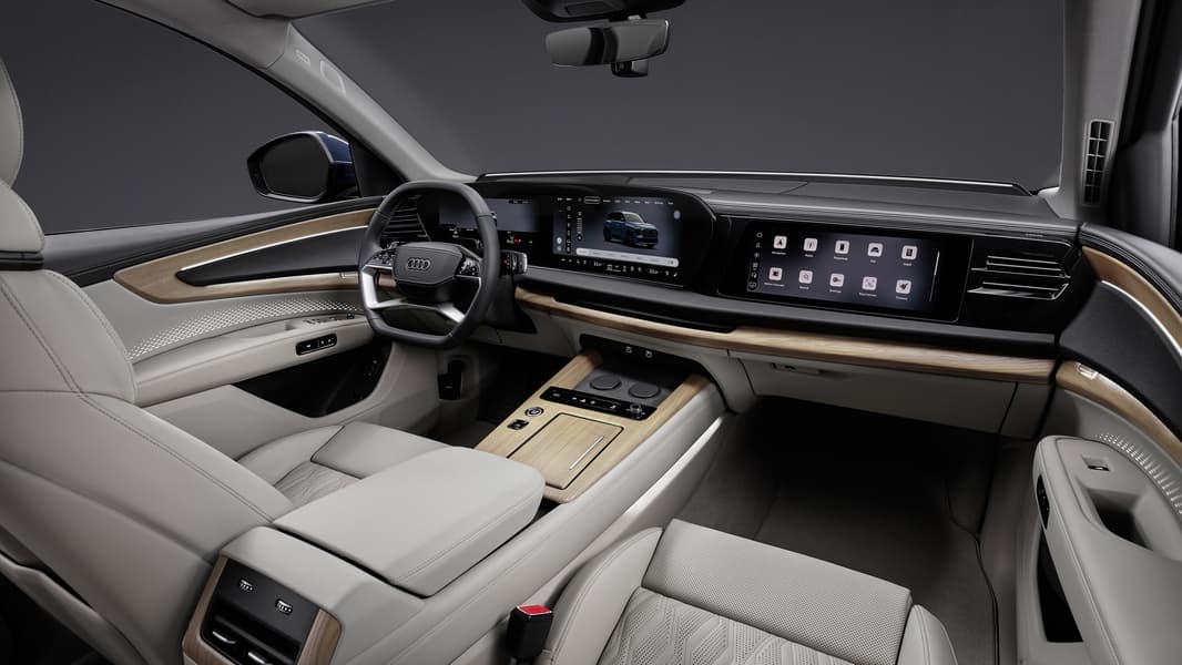Салон Audi Q7 три экрана