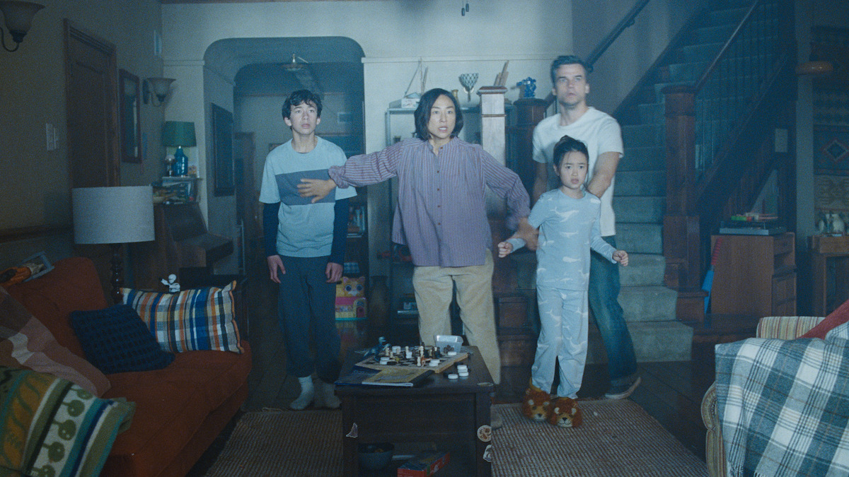 La famille du film The Last House réunie devant la fenêtre de sa maison