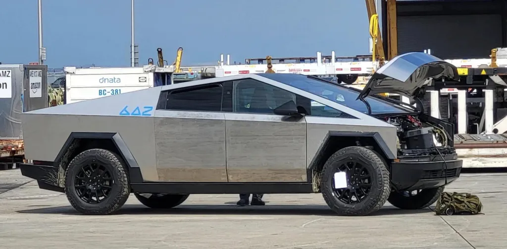 Une camionnette électrique Tesla Cybertruck de présérie du musée de l'automobile de Los Angeles a été vendue pour 400 000 dollars.