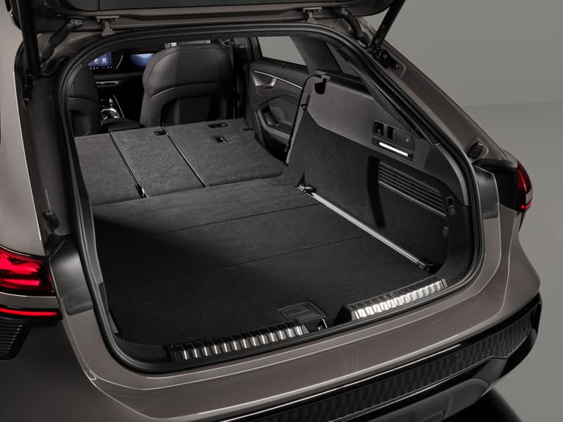 Салон Audi A6 Allroad з екранами