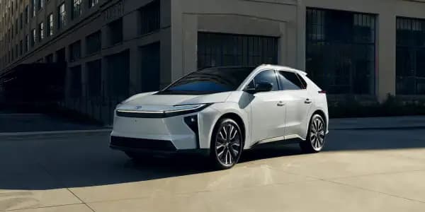 Електромобіль Toyota bZ4X на дорозі