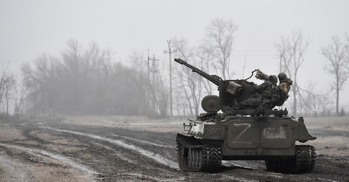 Un drone ukrainien détruit un véhicule blindé de transport de troupes russe MT-LB équipé d'un canon antiaérien ZU-23-2 à l'aide d'une grenade F-1.