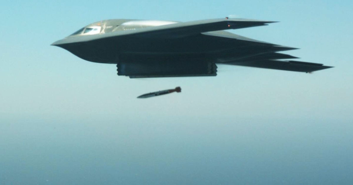 Le B-2 Spirit est le premier avion de l'histoire des États-Unis à pouvoir transporter la bombe thermonucléaire modernisée B61-12.