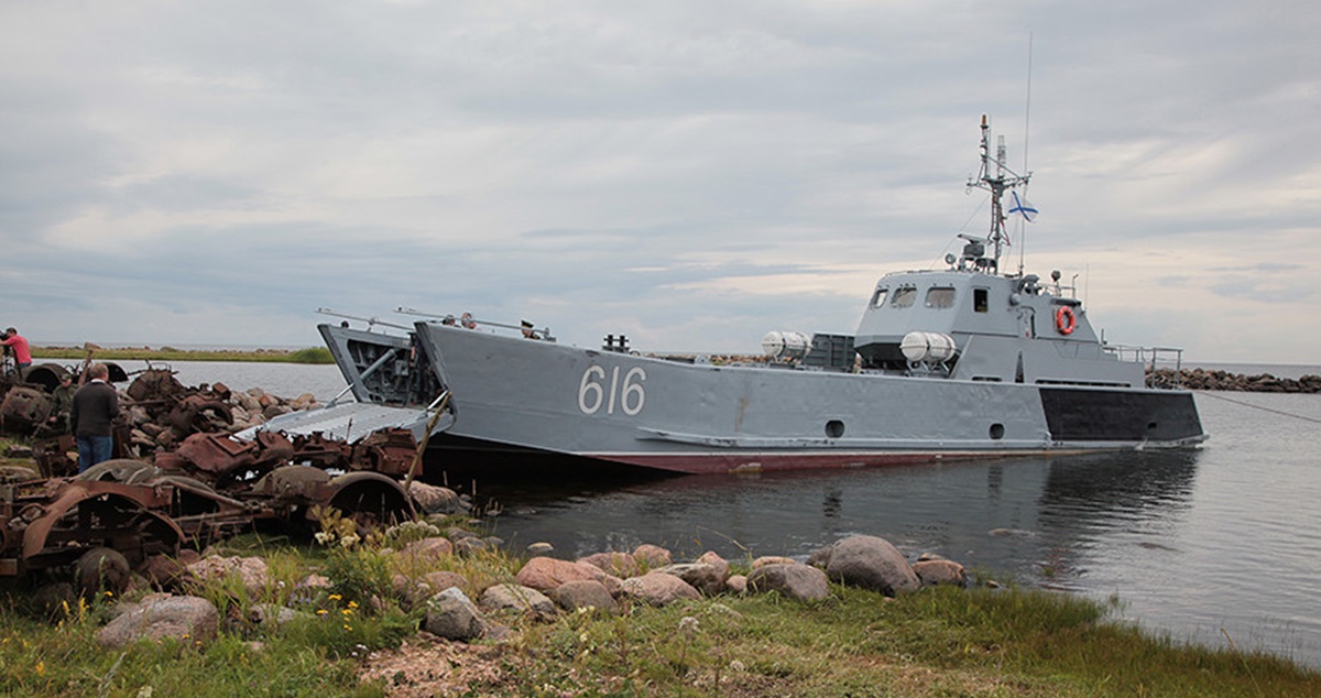 Les drones maritimes ukrainiens ont complètement détruit les navires de débarquement russes des projets "Serna" et "Akula" en Crimée.