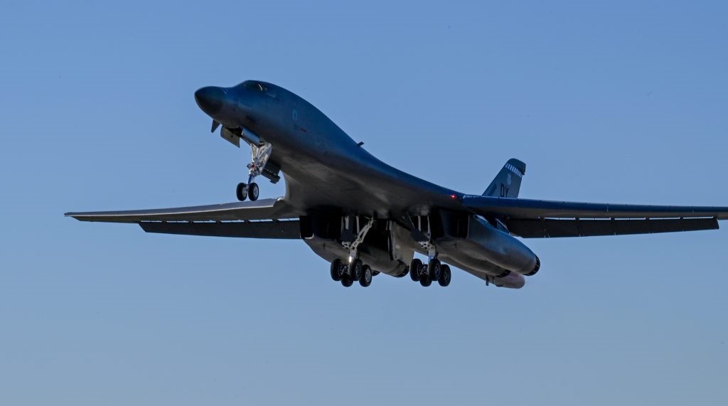 Les États-Unis ont déployé deux groupes de bombardiers stratégiques supersoniques B-1B Lancer au Royaume-Uni.