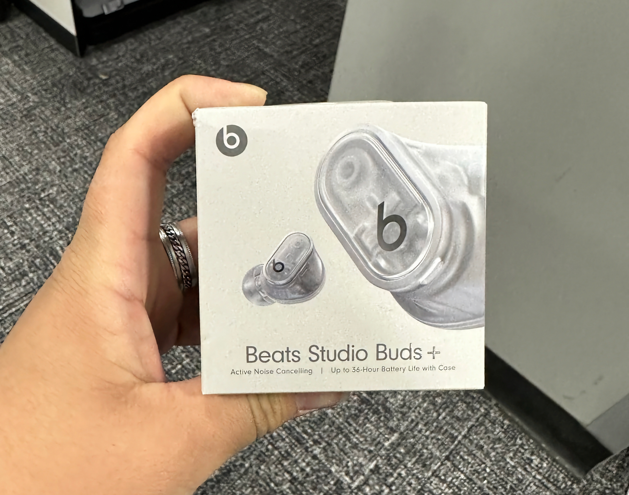 Les Beats Studio Buds+ repérés chez Best Buy : design transparent, ANC amélioré et jusqu'à 36 heures d'autonomie.