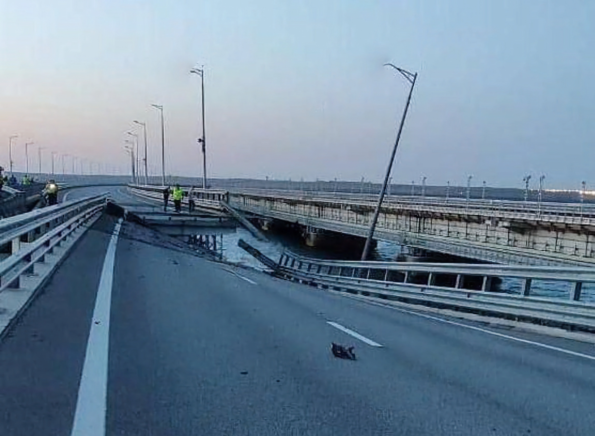 Médias : l'attaque du pont de Crimée est une opération spéciale du service de sécurité de l'Ukraine et de la marine ukrainienne, le pont a été dynamité à l'aide de drones marins