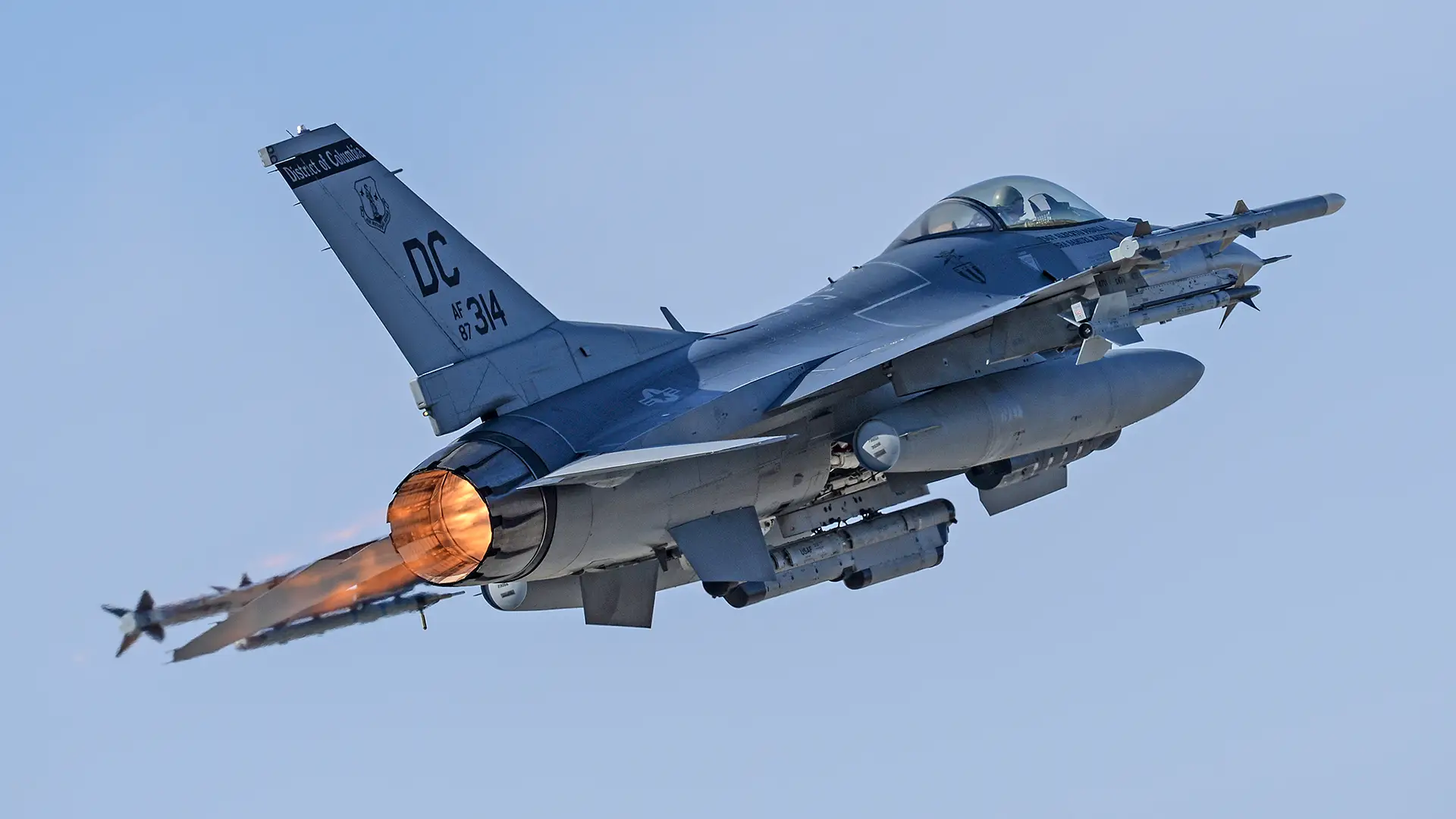 Le Pentagone autorise les chasseurs F-16 à voler à vitesse supersonique au-dessus de Washington pour intercepter le Cessna 560 Citation V - l'avion d'affaires n'a pas réussi à entrer en contact et s'est finalement écrasé.