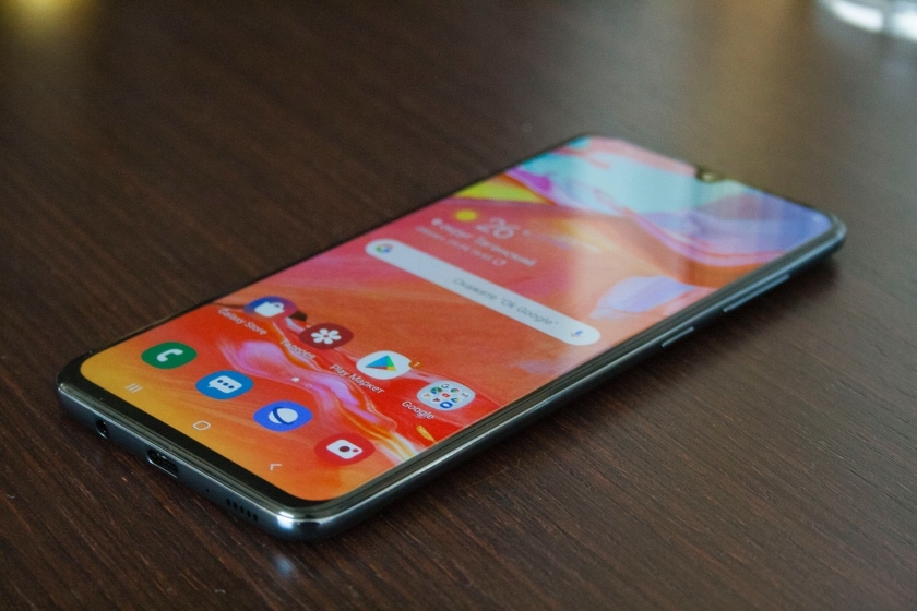 Інсайдер: флагман Samsung Galaxy A90 не отримає виїжджаючу камеру, як Galaxy A80