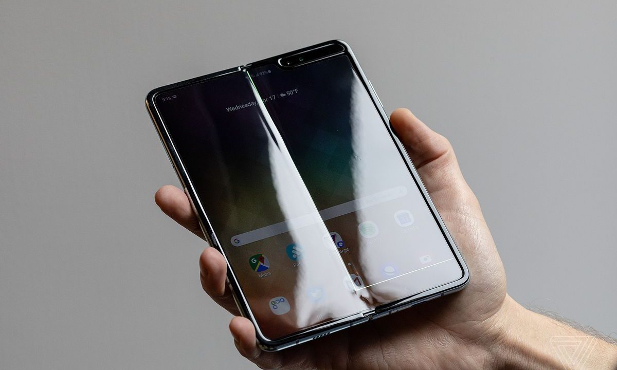 Не гірший за iPhone 11 Pro: складаний смартфон Samsung Galaxy Fold склав дроп-тест