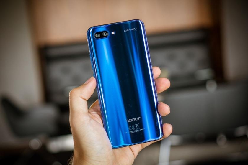 Honor тизерит анонс нового смартфона из серии Honor 10
