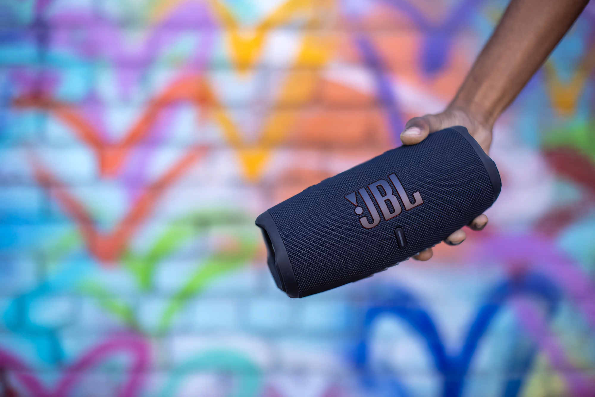 JBL Charge 5 with IP67 protection, USB-C port and up to 20 hours of battery life is available from Amazon for $40 off