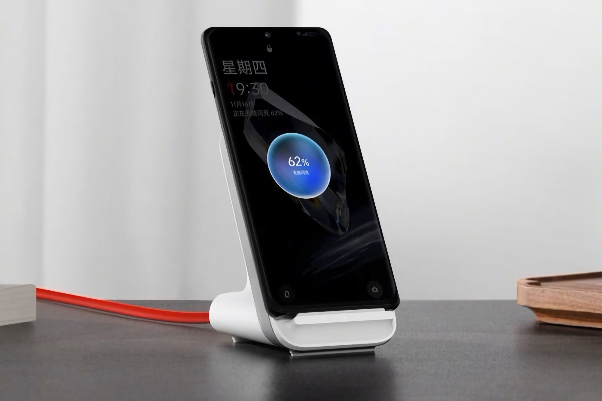OnePlus a dévoilé le Air VOOC Wireless Flash Charger A1 : un dock de charge sans fil de 50W pour le OnePlus 12.