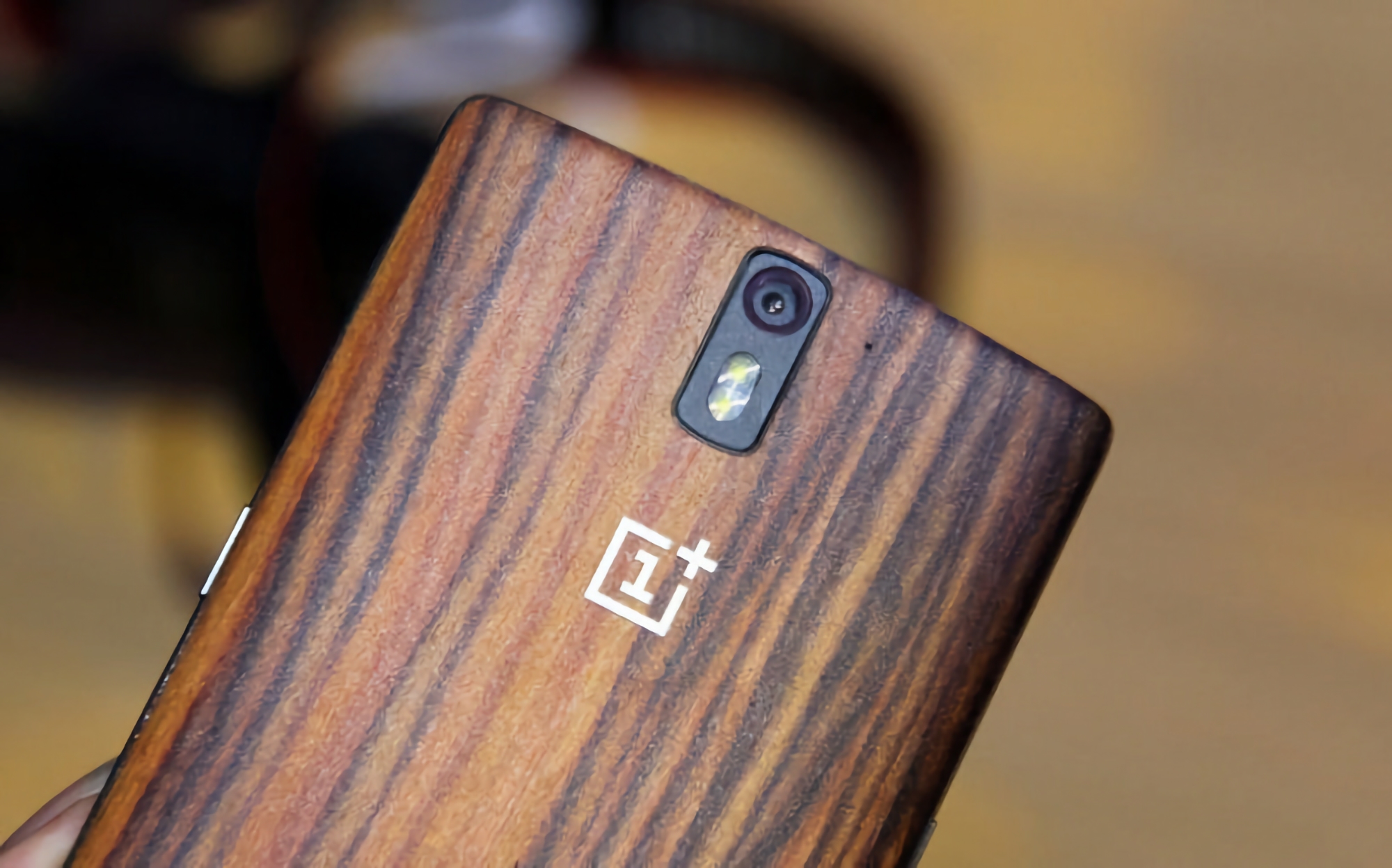 Insider : Le OnePlus 12 pourrait recevoir une version spéciale avec un panneau arrière en bois comme le OnePlus One et le OnePlus 2