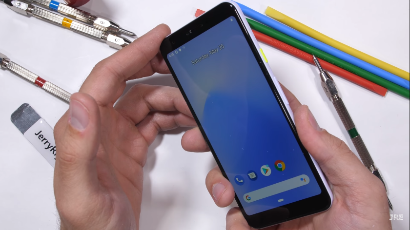 JerryRigEverything протестував на міцність пластиковий Google Pixel 3a