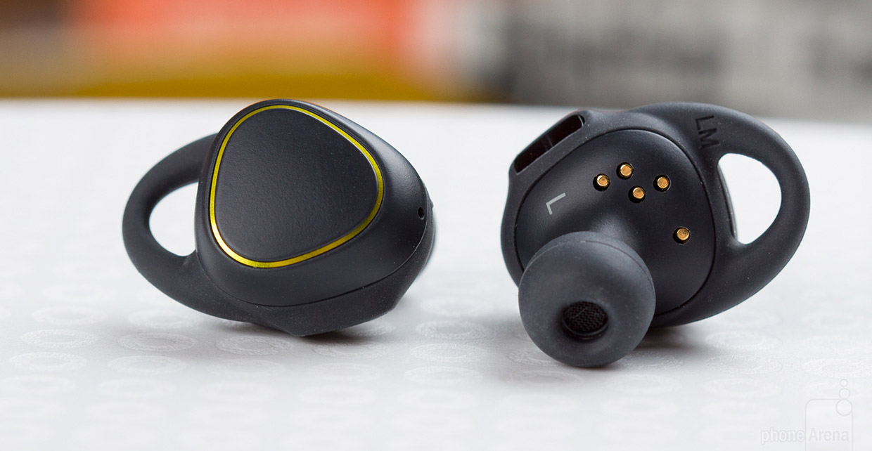 Samsung began selling devices line Galaxy S8 complete with wireless headphones Gear IconX
