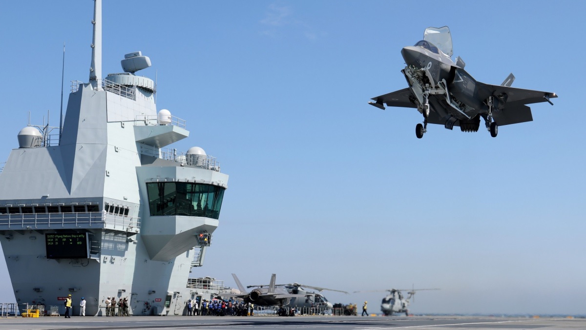 Les États-Unis transfèrent à Israël des avions de combat F-35 Lightning II, F-16 Fighting Falcon et F-15 Eagle, ainsi que le porte-avions USS Gerald R. Ford.